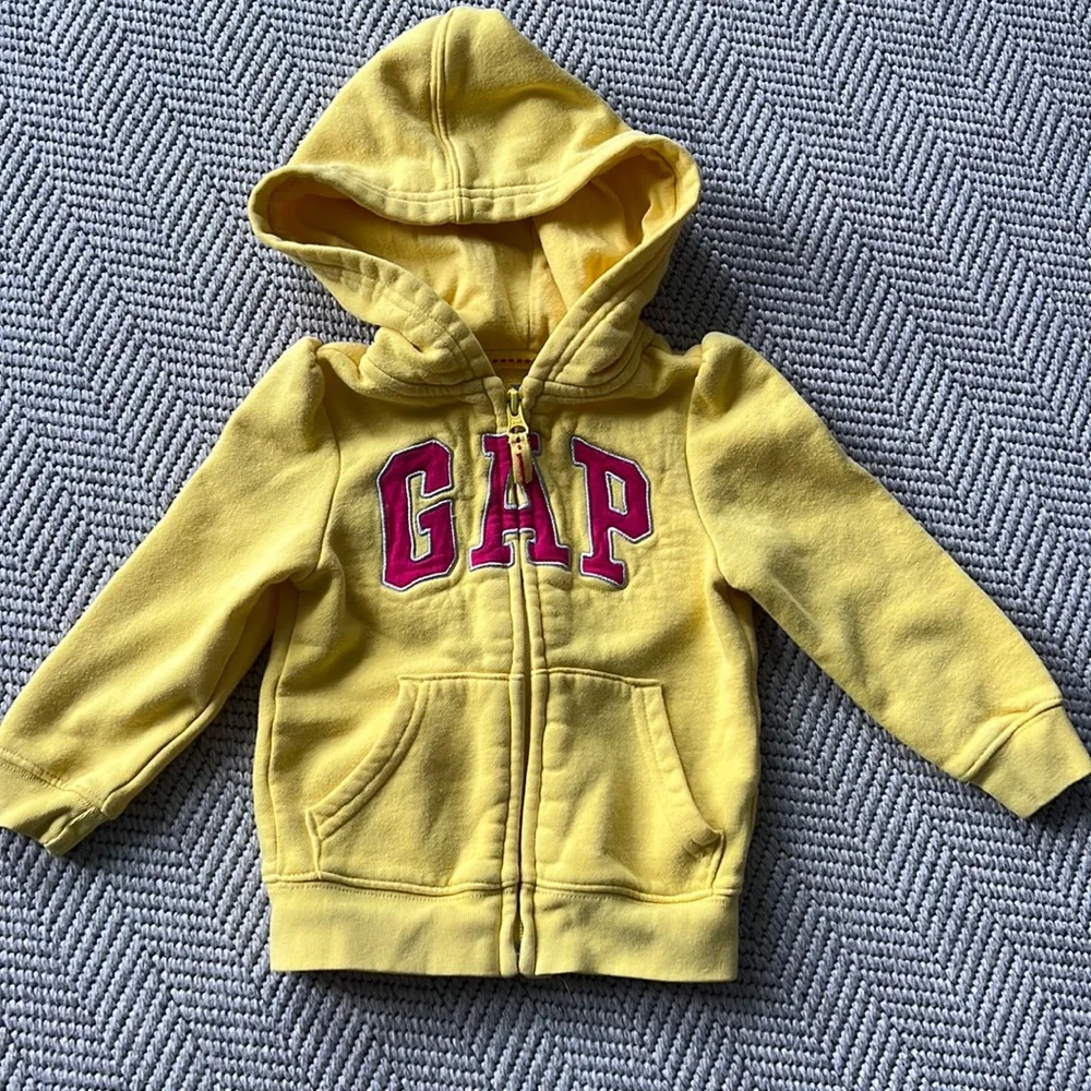 Gap sweater